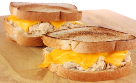 Sandwich de atun con queso amarillo