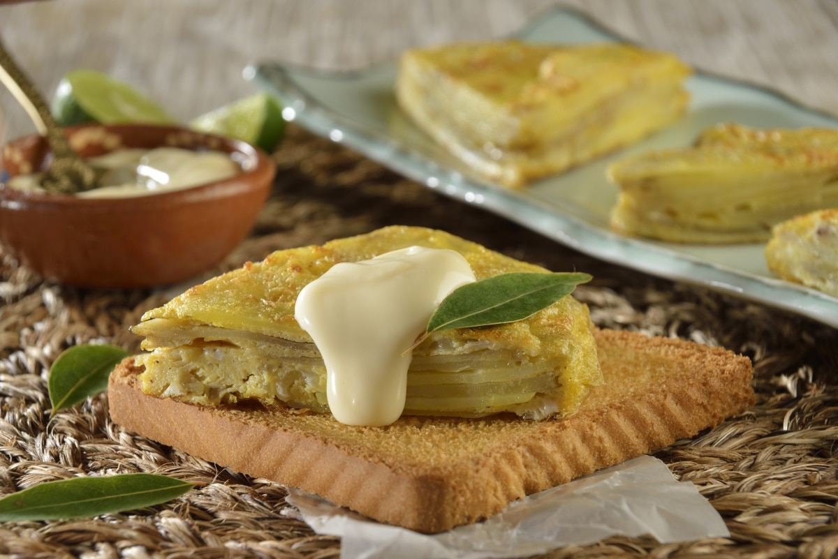 Pan Tostado Con Tortilla De Papa Y Alioli