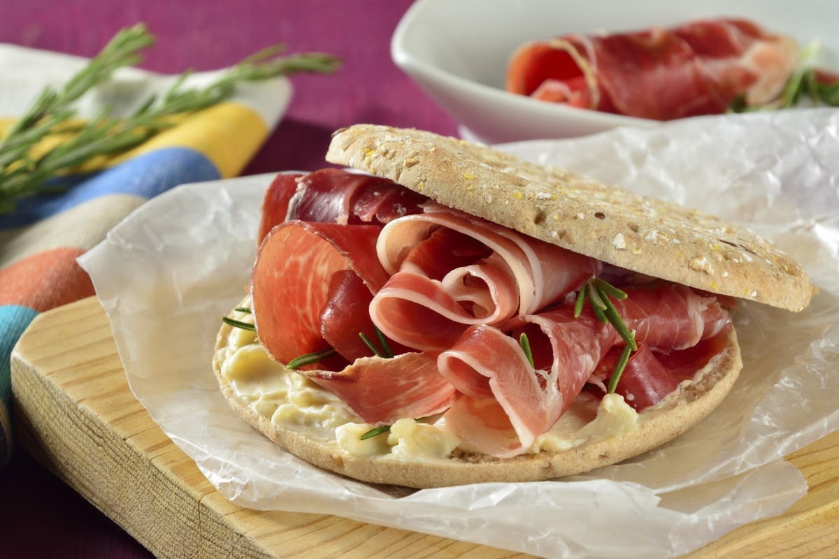 Sándwich ligero de Queso Untable con Jamón Serrano