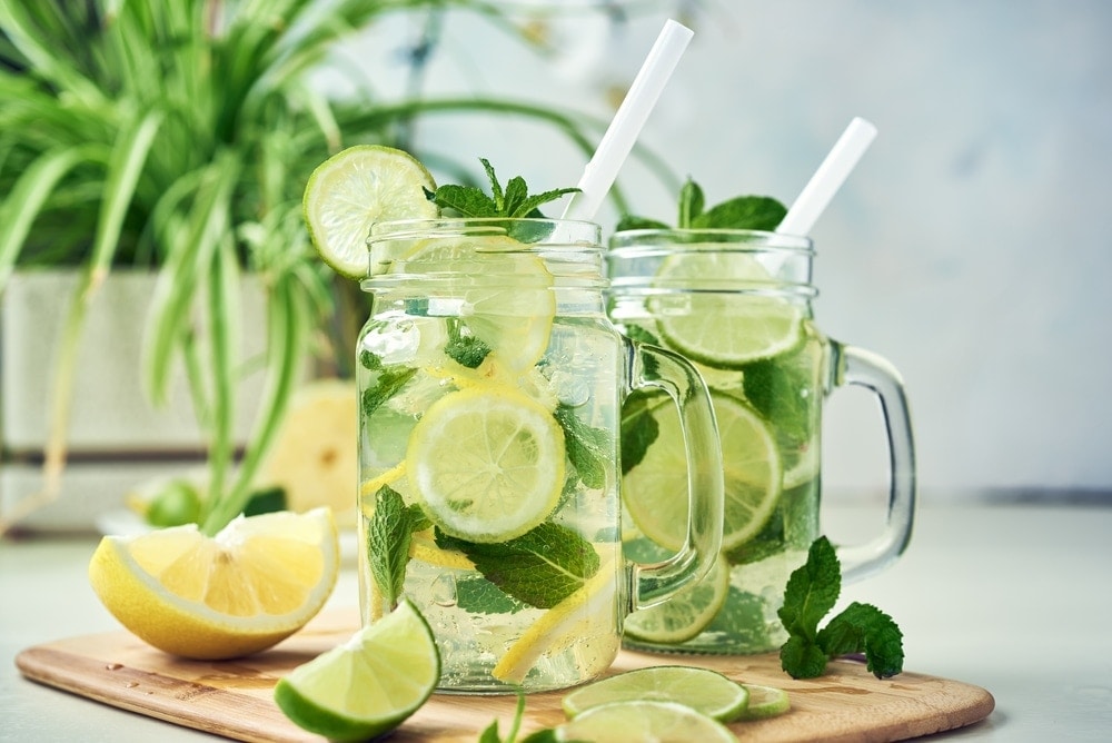 Para qué sirve el agua de limón con hierbabuena?