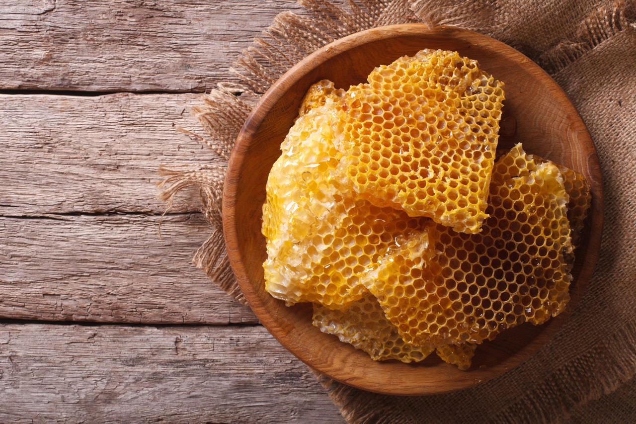 Cera natural de abeja en producción ecológica: propiedades y usos