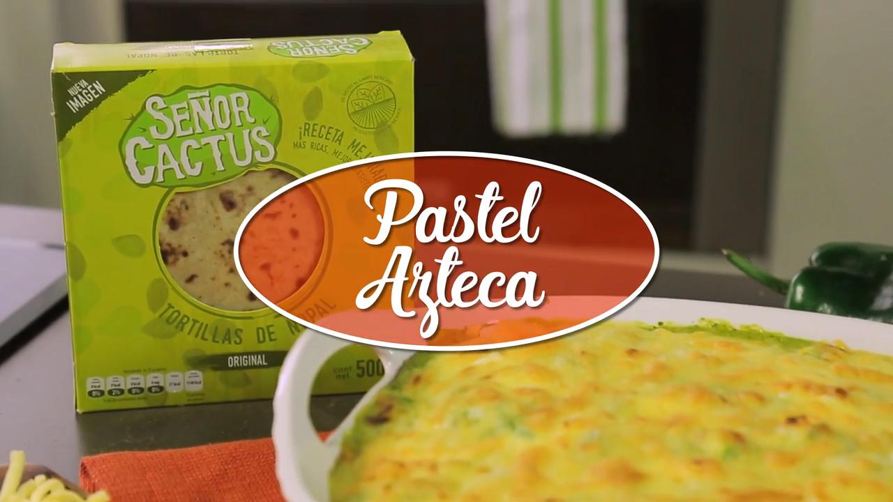 Pastel Azteca con Salsa de Poblano