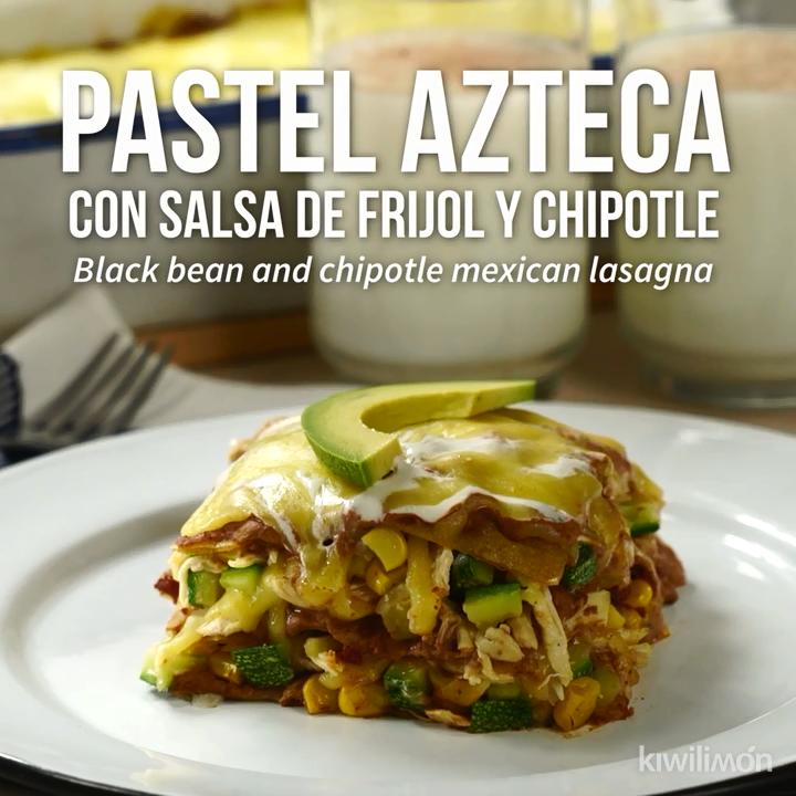 Pastel Azteca con Salsa de Frijol y Chipotle