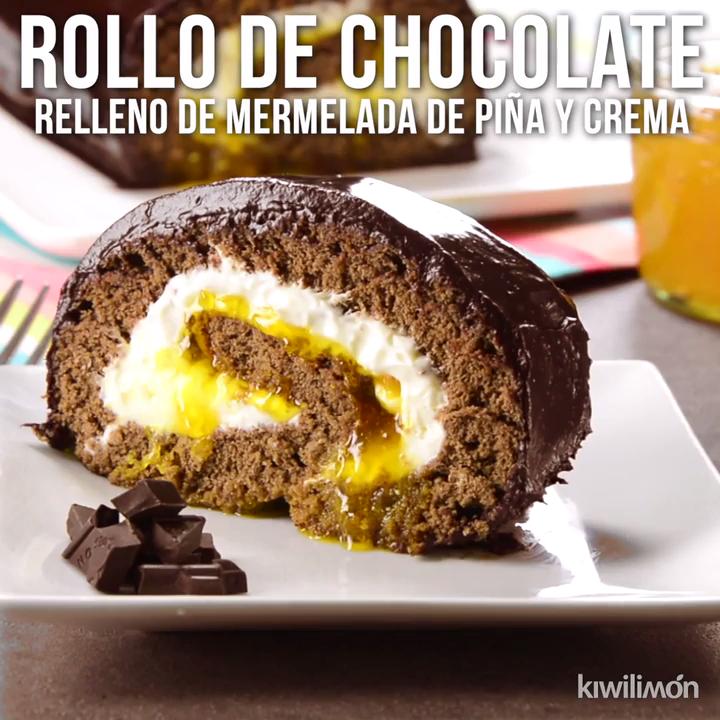Rollo de Chocolate Relleno de Mermelada de Piña y Crema