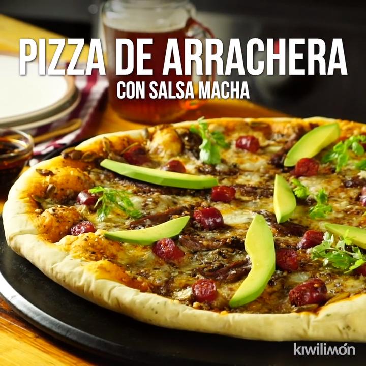 Pizza de Arrachera con Salsa Macha