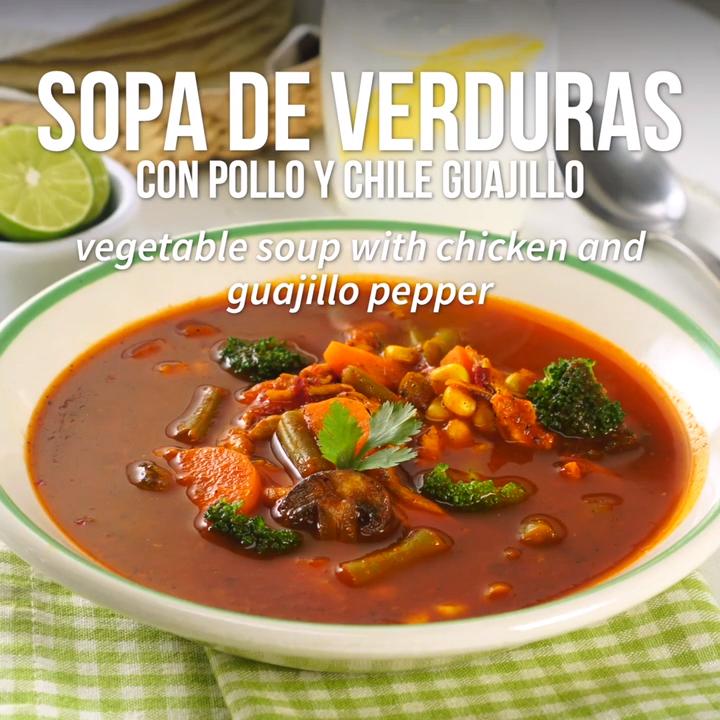 Sopa de Verduras con Pollo y Chile Guajillo