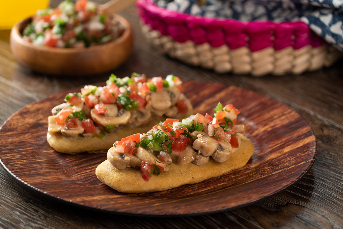 Tlacoyos con Champiñones a la Mexicana