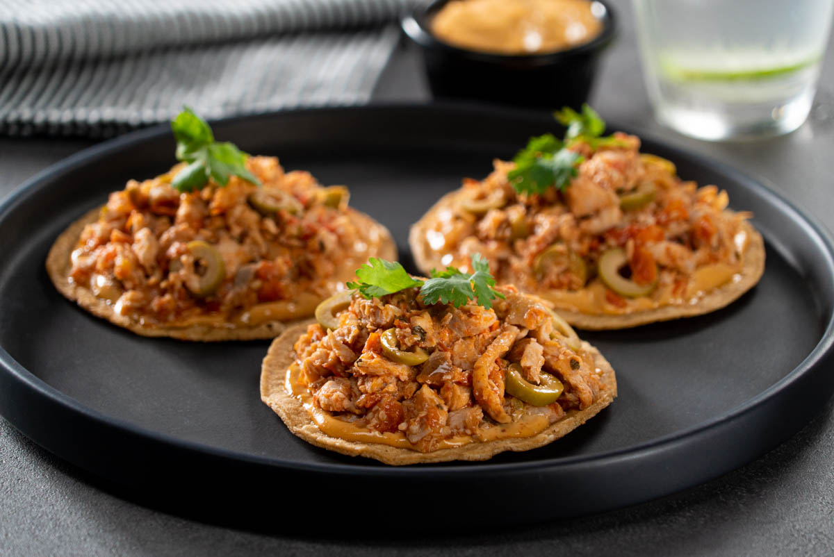 Tostadas de Cazón con Mayonesa Chipotle