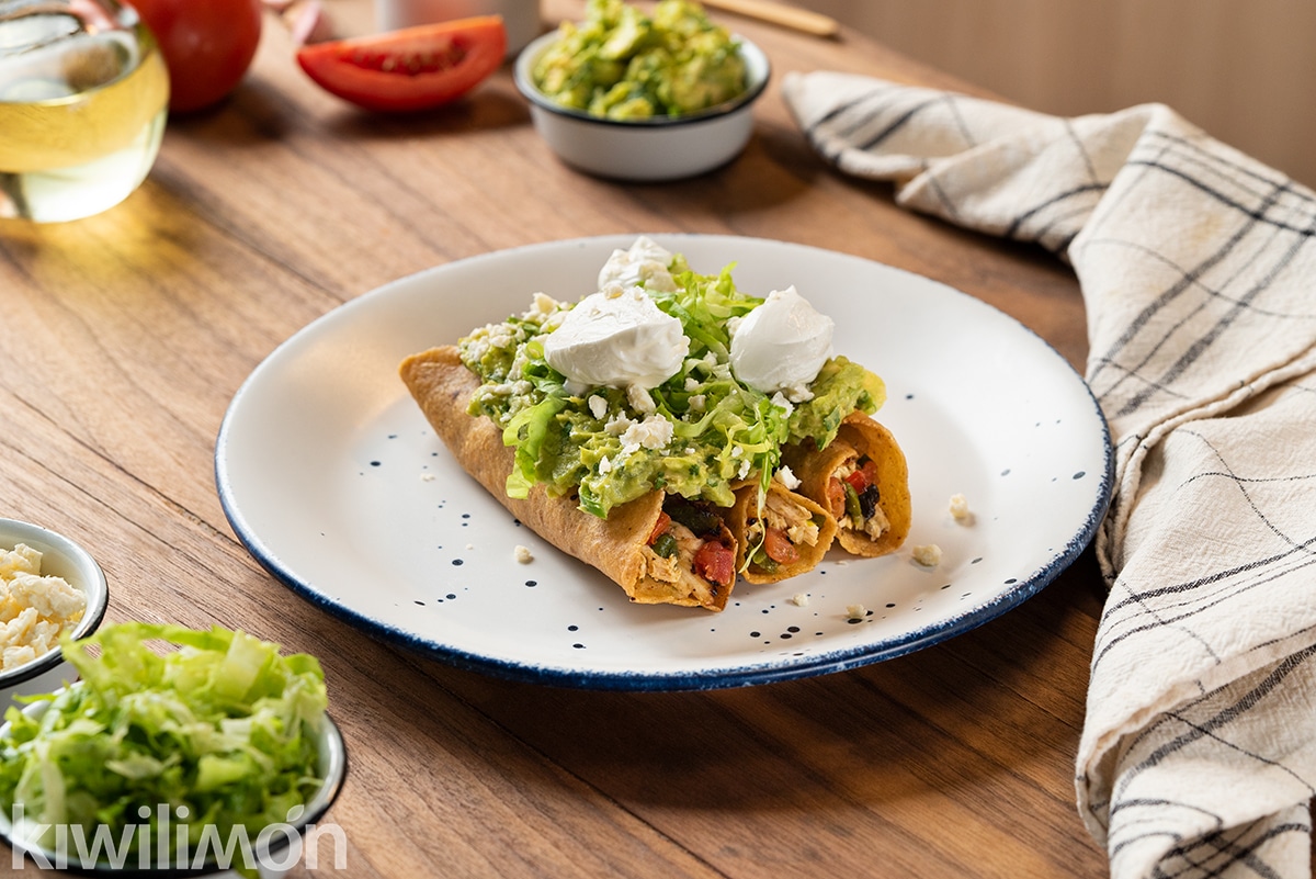 Tacos Dorados de Pollo con Rajas