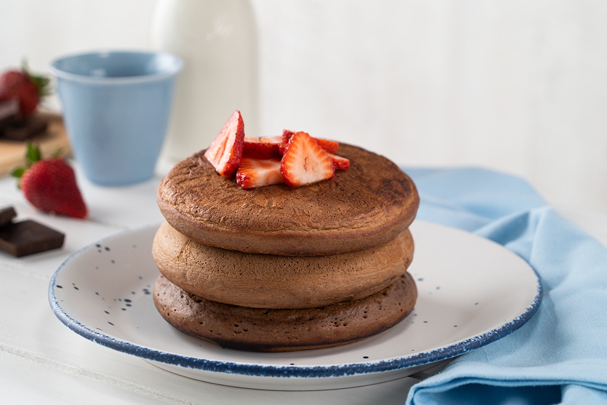 Hot Cakes de Chocolate con Fresas