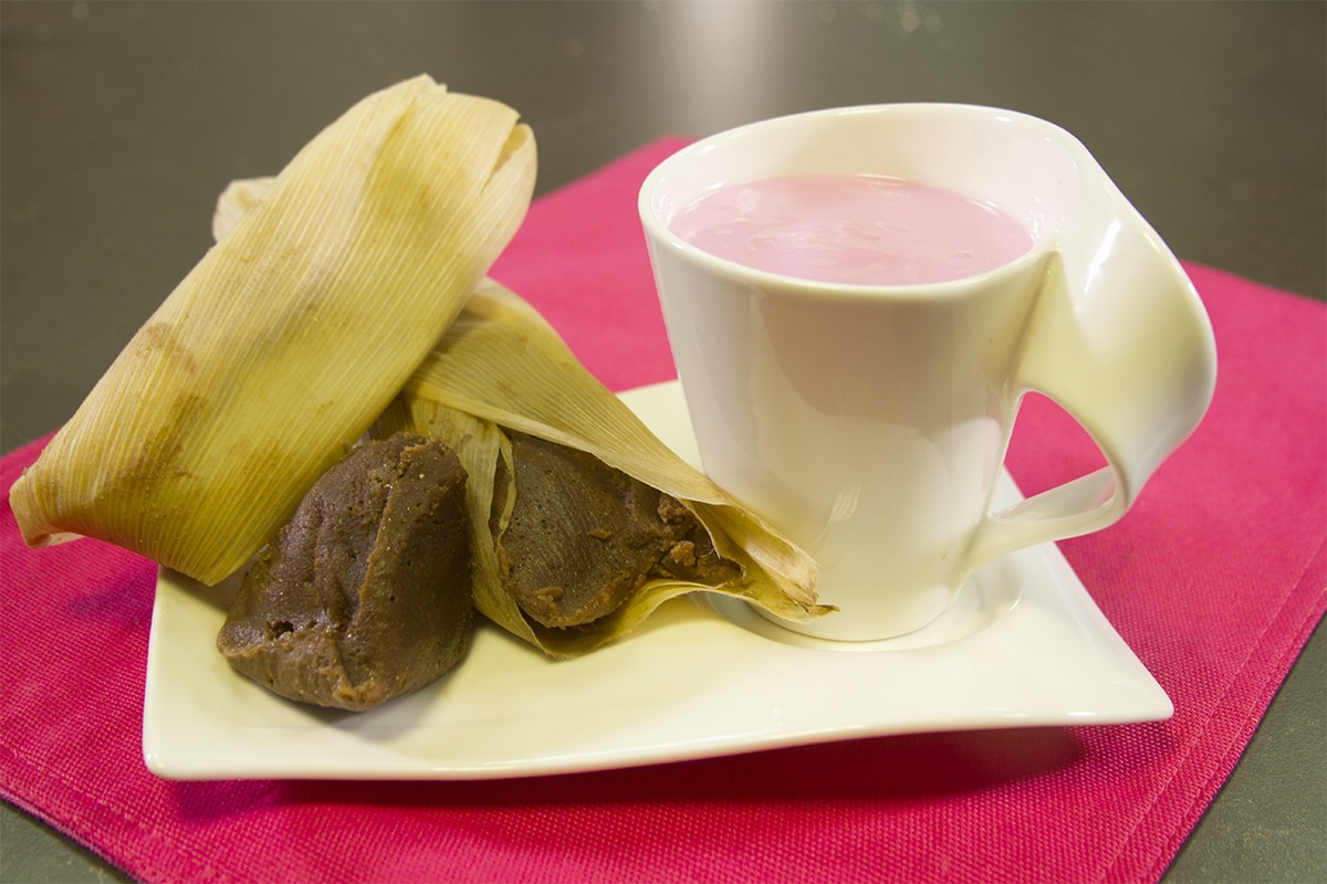 atole de fresa con tamales de chocolate atole de fresa con tamales de chocolate