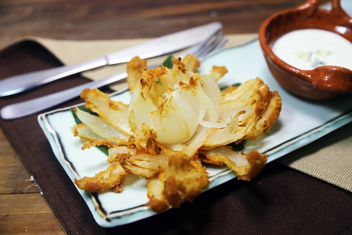 Flor De Cebolla Frita Con Aderezo De Queso Azul