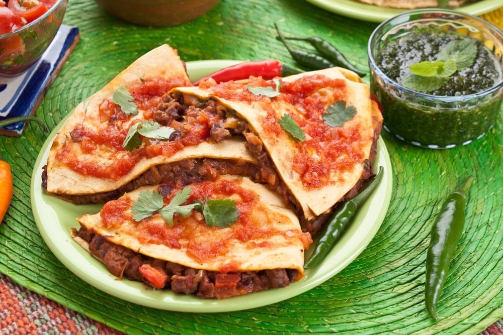 Sincronizada de Carne de Res con Chipotle y Salsa de Jitomate.