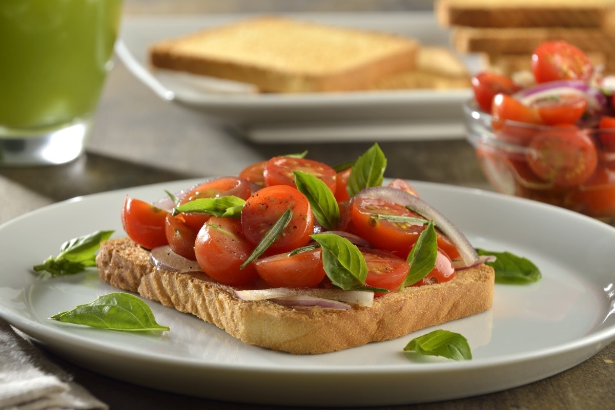 Pan Tostado Con Jitomate Cherry Marinado Al Romero, Albahaca Y Cebolla