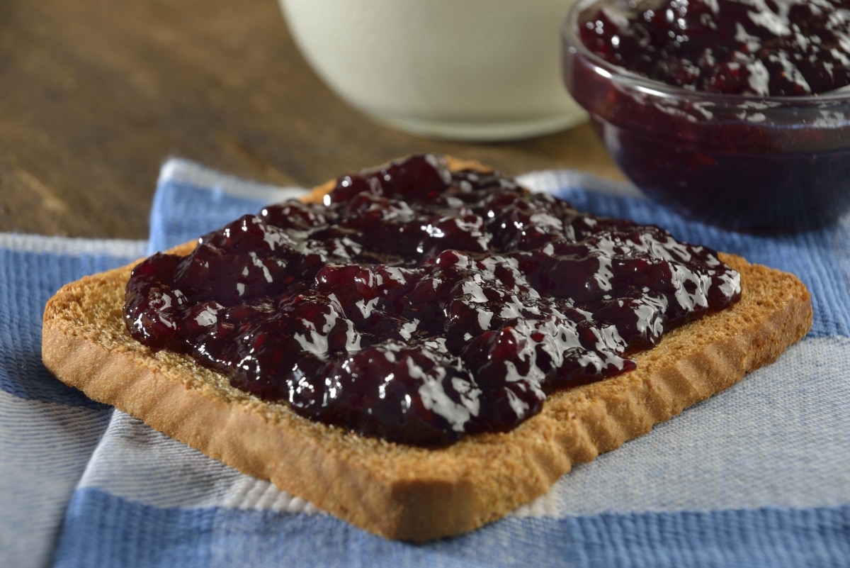 Pan Tostado Con Mermelada De Frambuesa