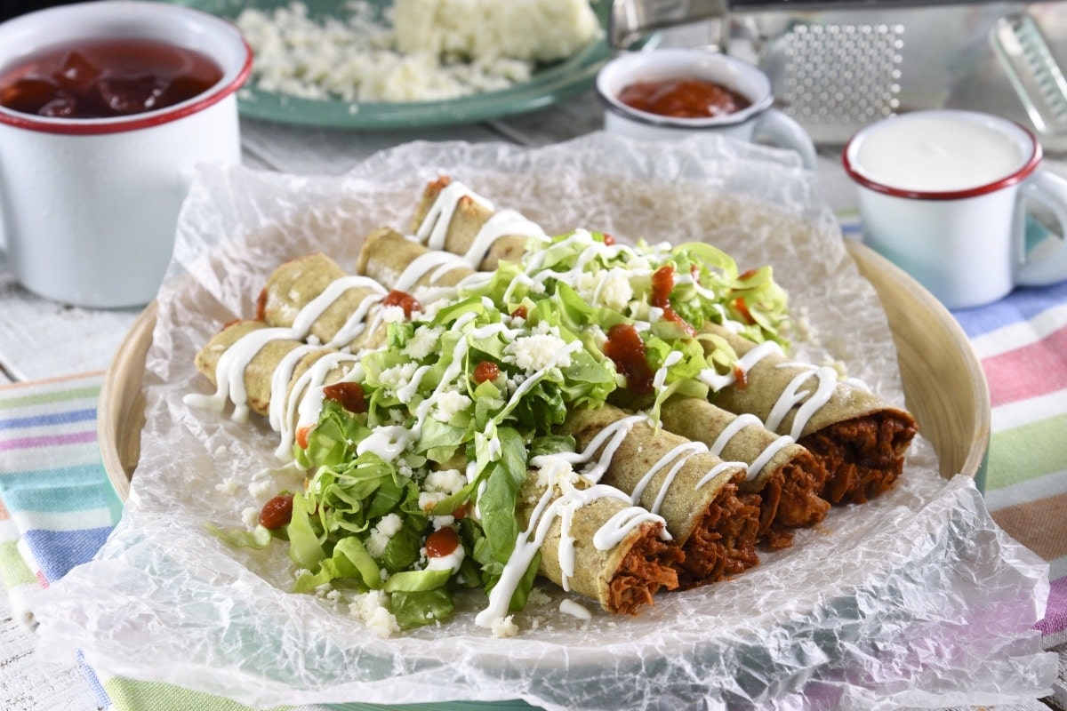 Flautas de Pollo con Tortilla de Nopal