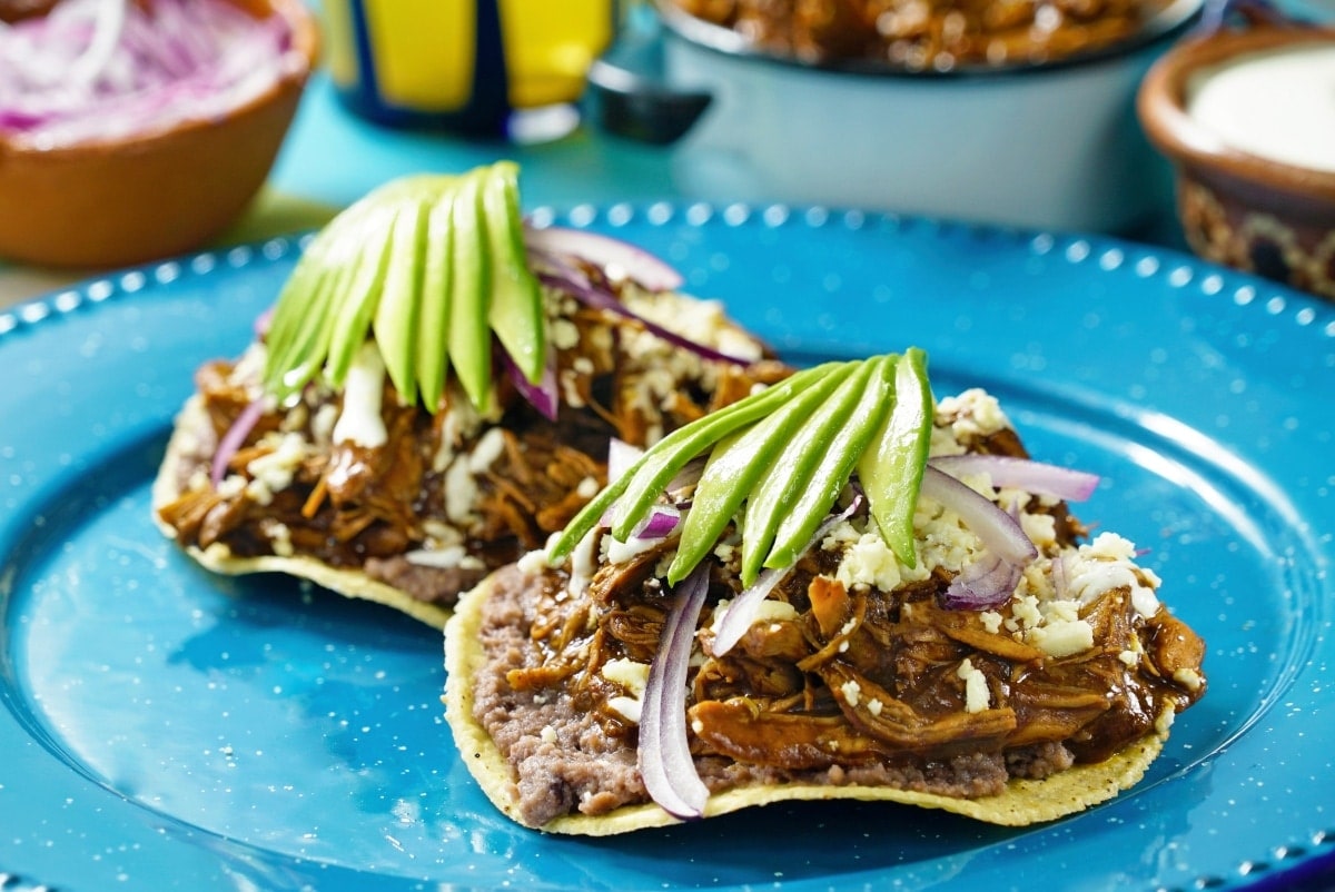 Tostadas De Pollo Con Mole 0849