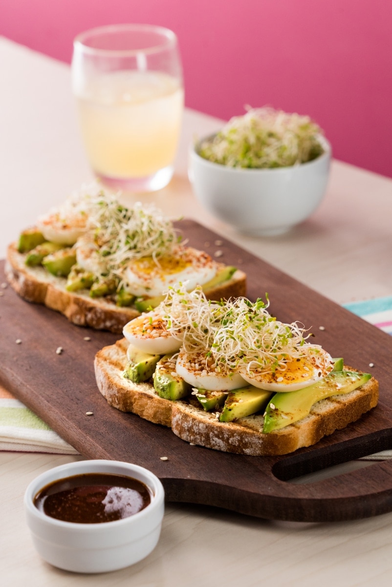 Pan Tostado Con Aguacate Y Huevo Cocido