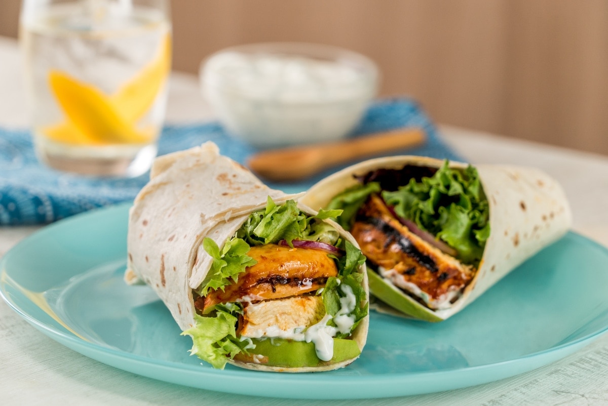 Wrap de Pollo Adobado con Ensalada Mixta