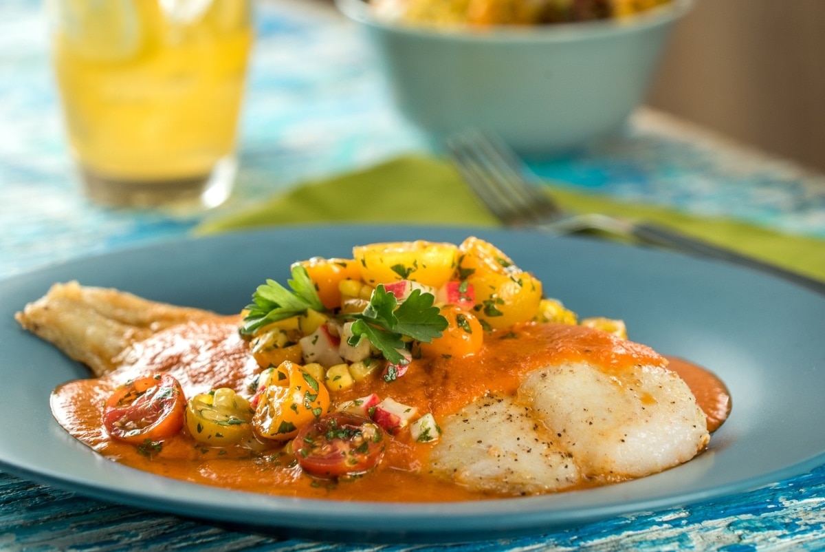 Pescado al Chipotle con Salsa de Elote y Jitomate