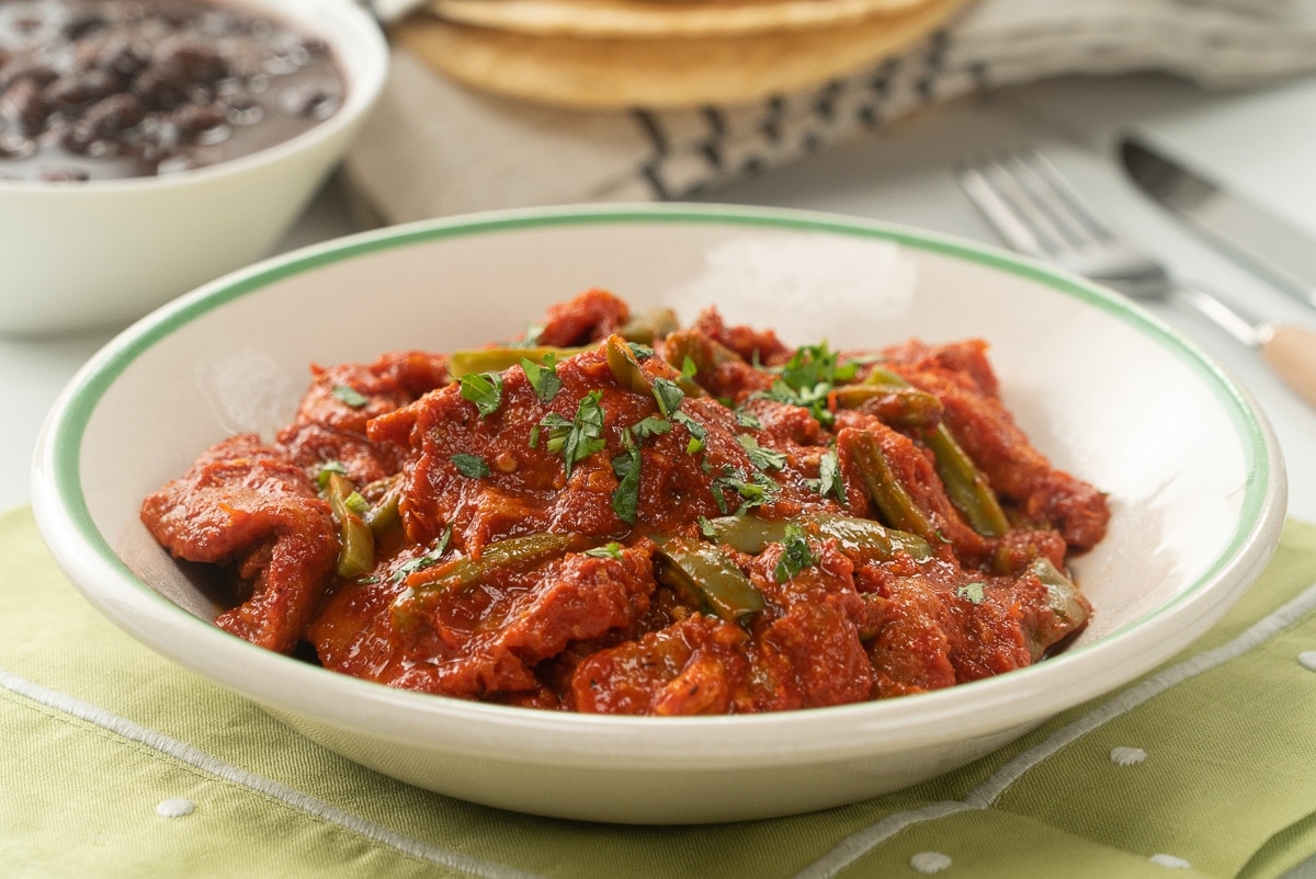 Chicharrón En Salsa Roja Con Nopales