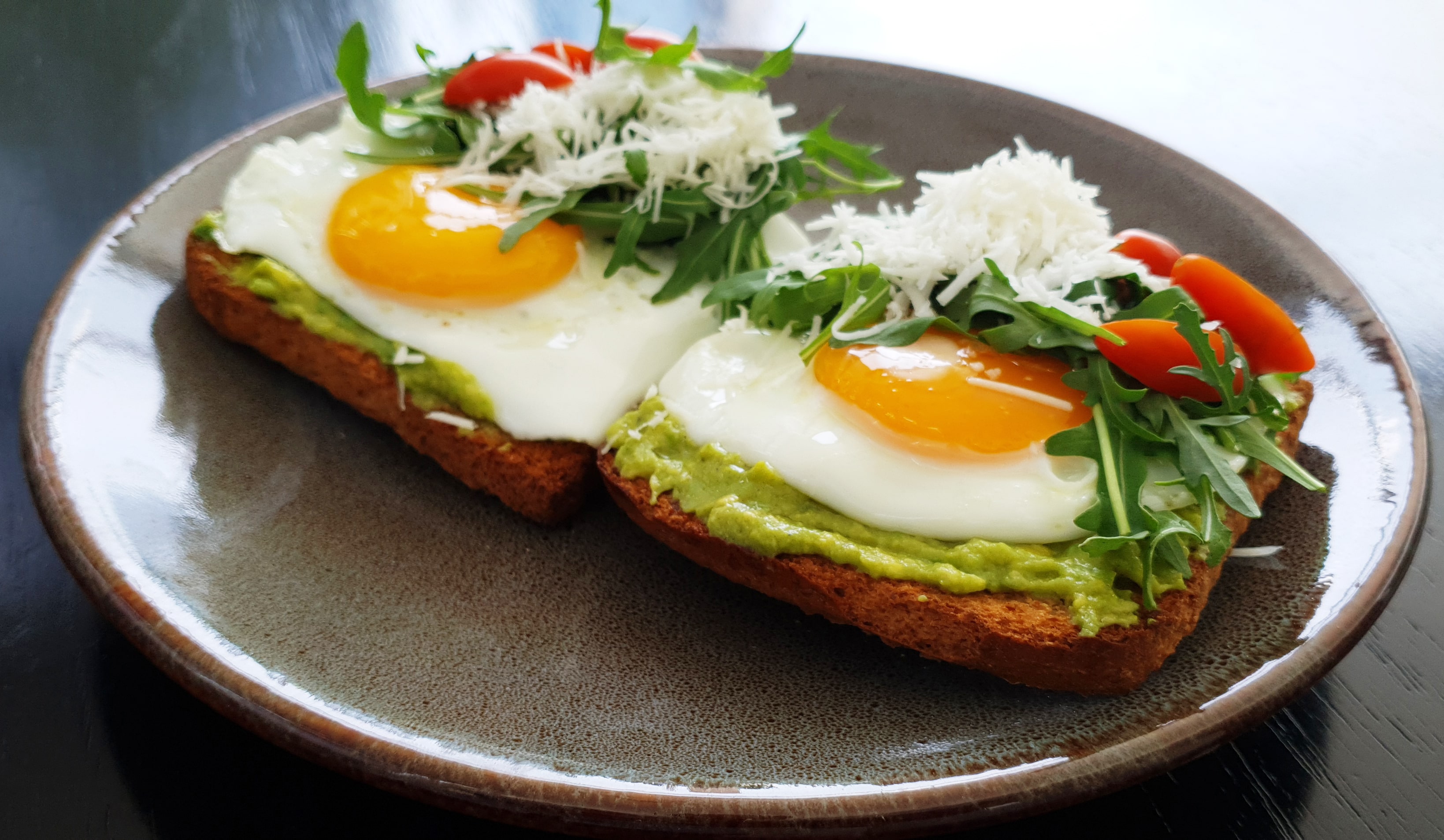 Pan Tostado Con Huevo Y Aguacate