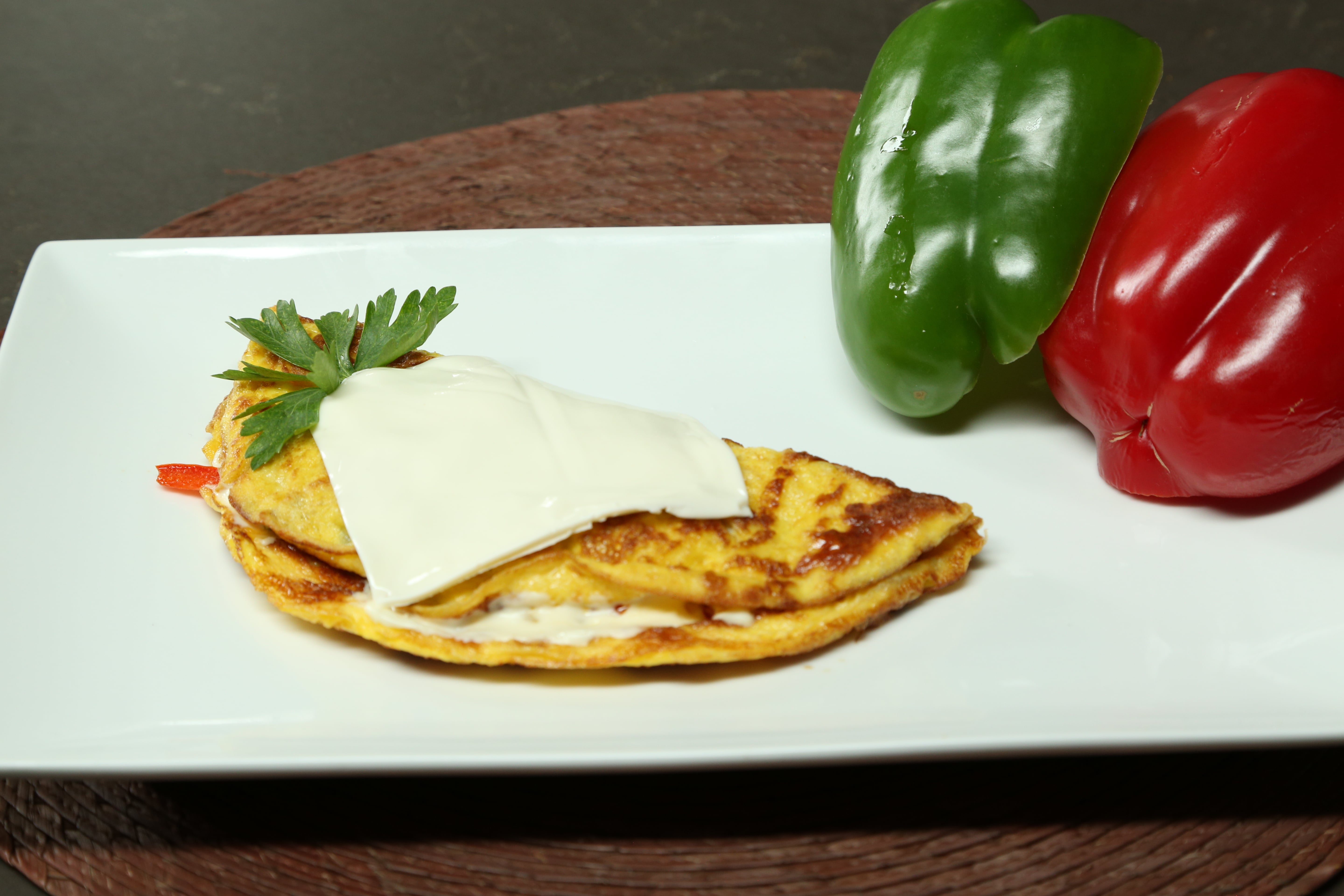 ¿Cómo hacer un omelette relleno de queso?