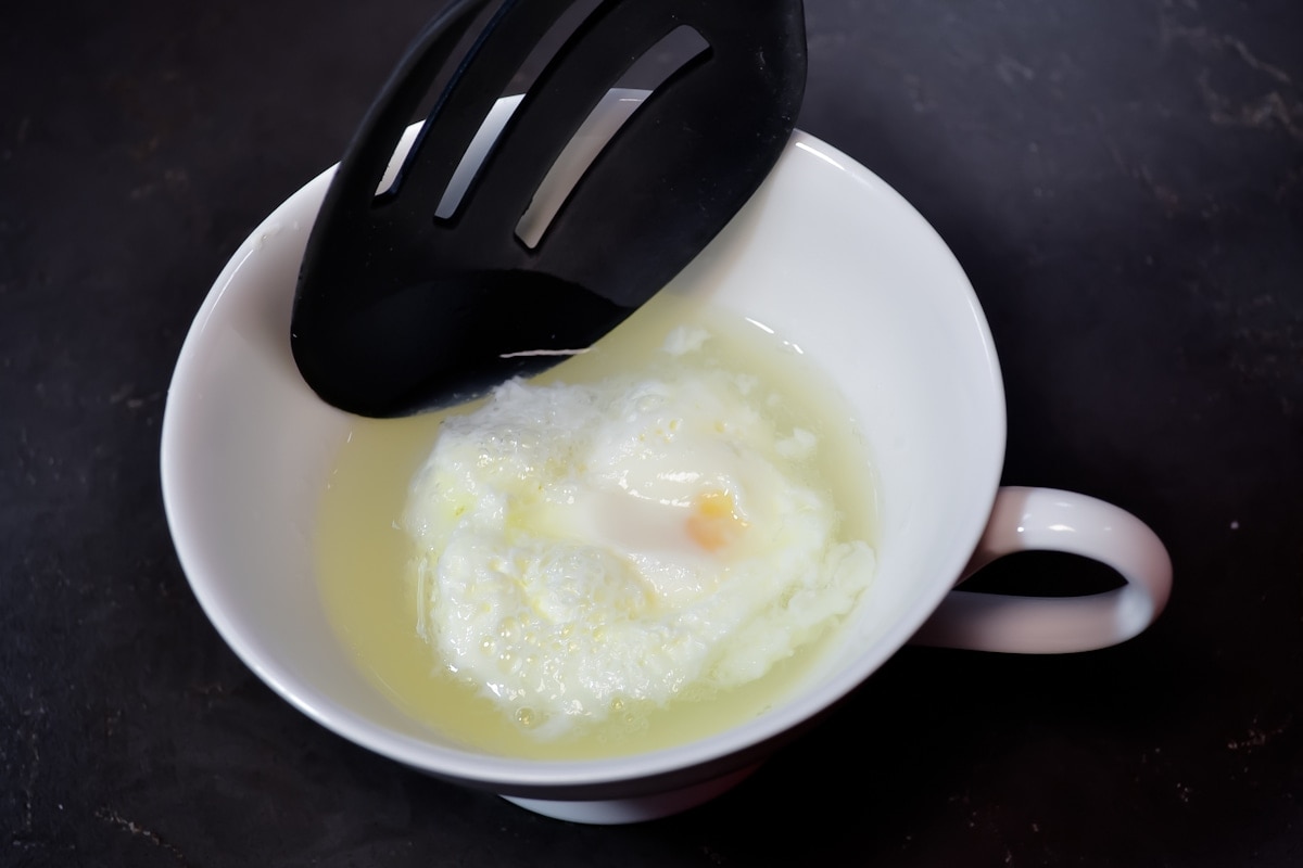 Cómo hacer huevo pochado en microondas Cómo hacer huevo pochado en microondas